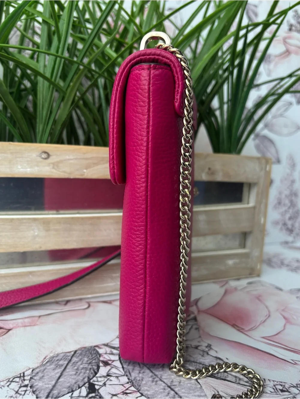 LIKE NEW Kate Spade Pebbled Leather Crossbody in Hot Pink with Gold Chain